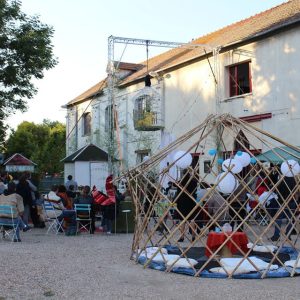 Animation à l'extérieur de la Factorie - Maison de poésie